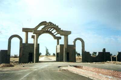 البوابات الرئيسيه للكومباوند علي طريق مصر الاسكندريه الصحراوي